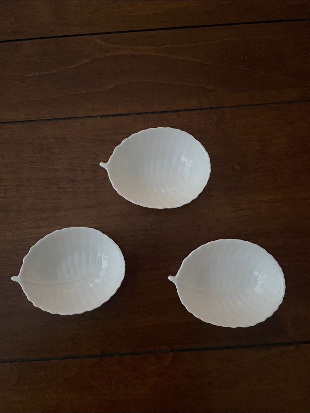 White Leaf-Shaped Ceramic Mini Bowls